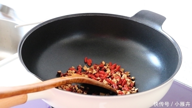 赤砂糖|它是“穷人的阿胶”，一斤十几块钱，隔三差五吃，气血两旺显年轻