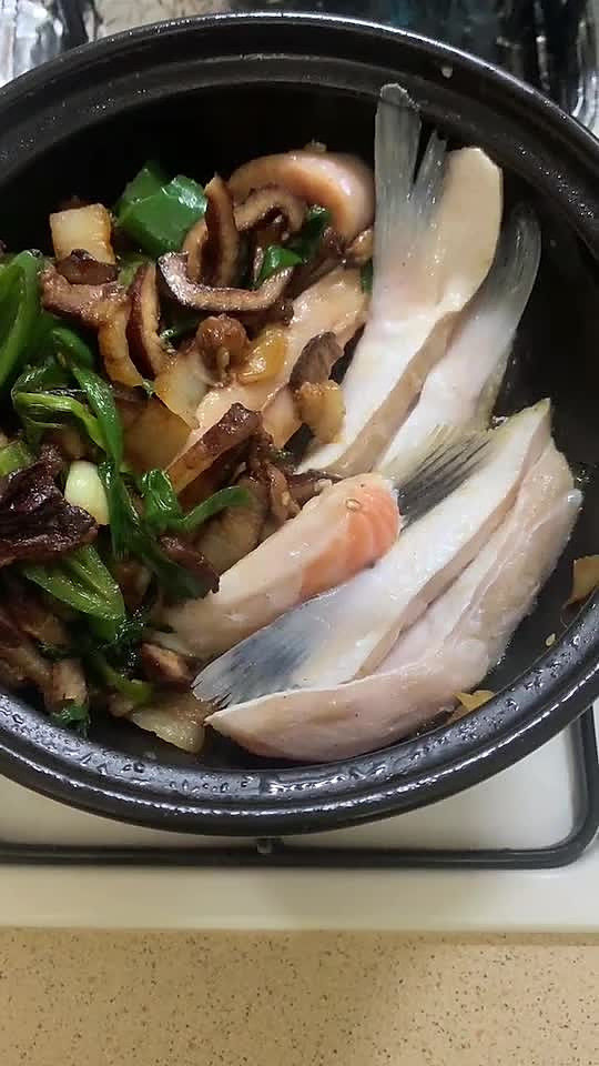 三文鱼|腊肉三文鱼鱼腩煲