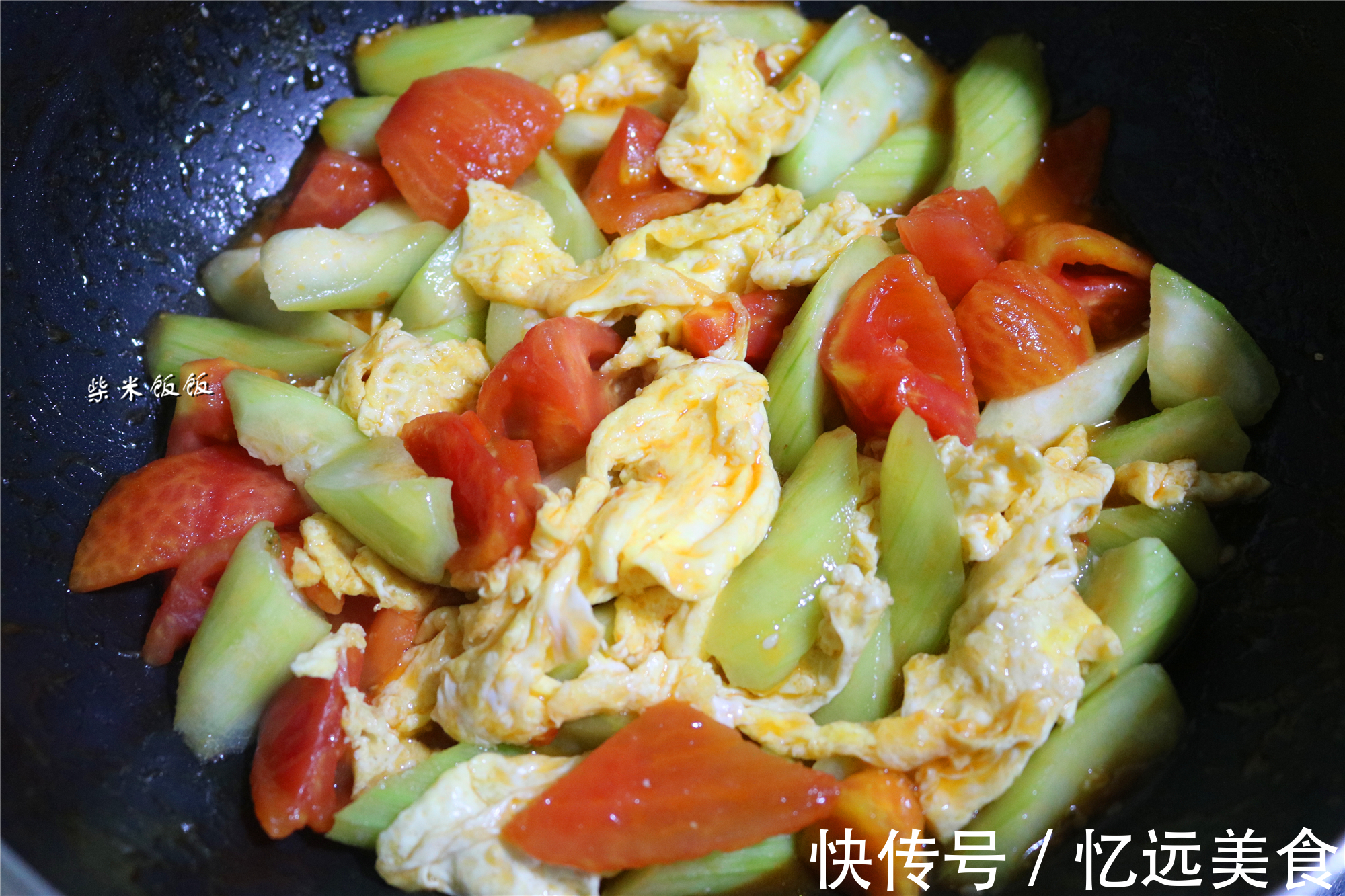 西红柿|它是夏季时令菜，和西红柿是绝配，简单一炒，鲜甜多汁吃不够