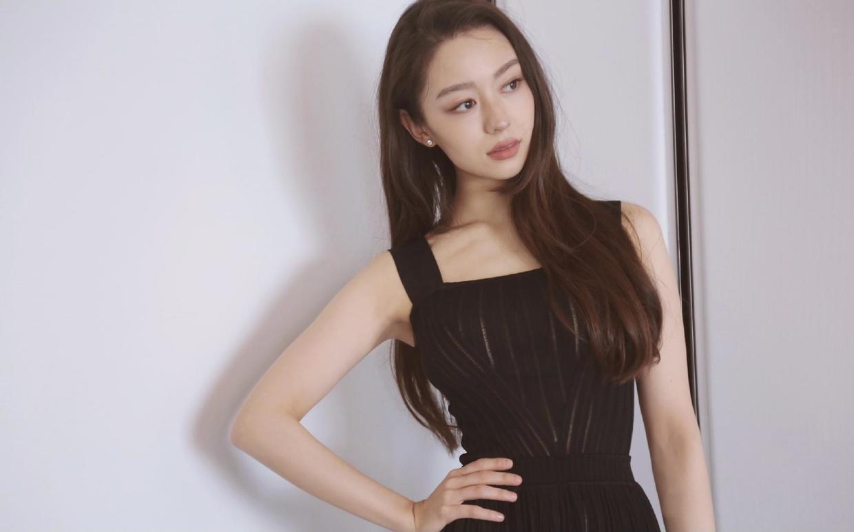 高挑|吉娜又美出新高度,灰色针织衫配修身长裤高挑利落,腰细得像P的