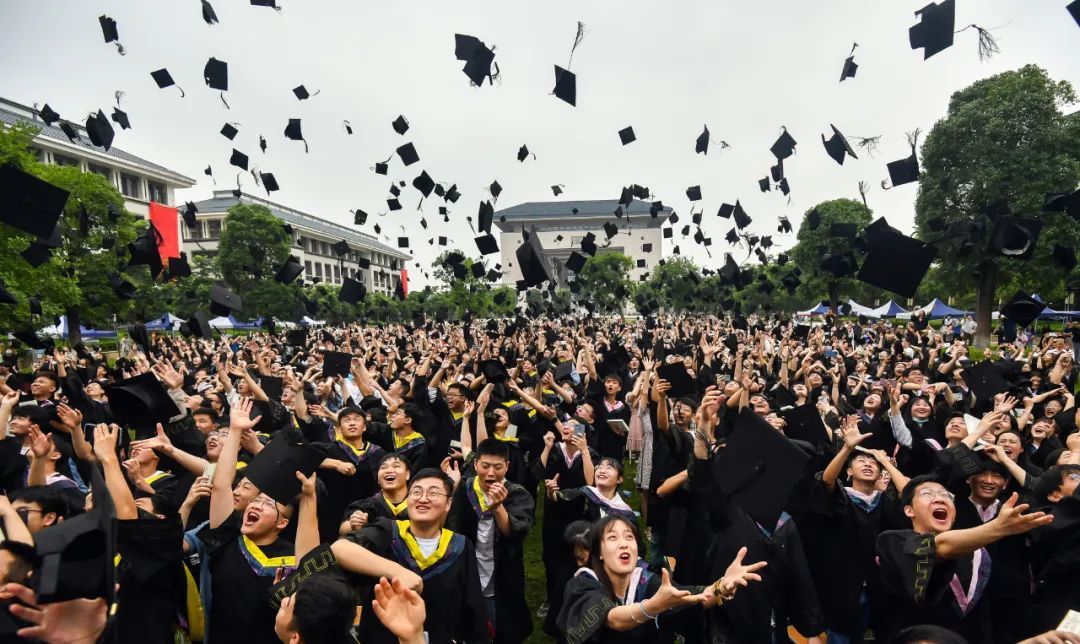 毕业生|酸了！这所大学毕业典礼上收到5000万元大礼