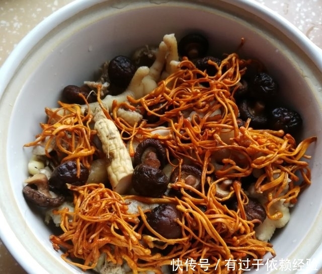 鲜香炖土鸡,满屋子香气,记忆中柴火鸡的味道