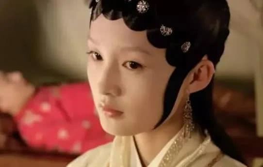 唐艺昕|李沁挽张若昀胳膊上热搜,女演员为了避嫌也需“礼仪手”吗