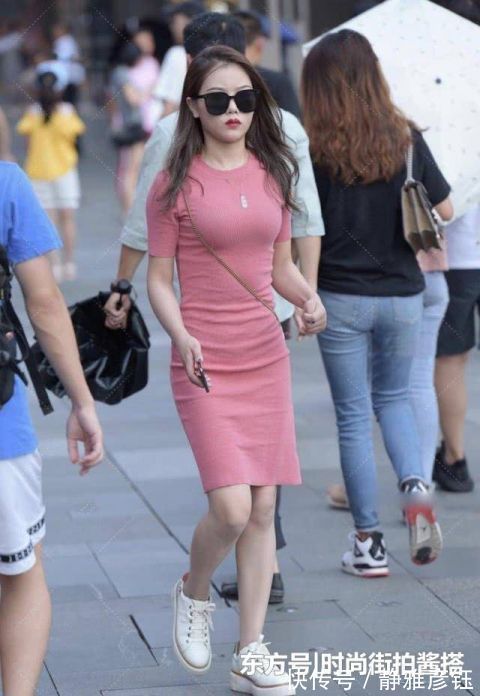 裹身裙 出门逛街拒绝穿成“路人”,粉色系裹身裙也能穿出“成熟气质”