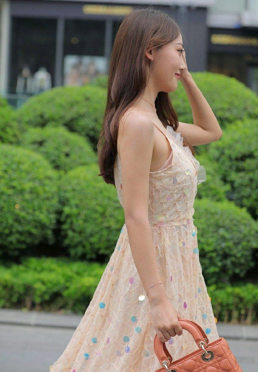 穿搭|时尚美女的“鱼鳞裙”,展示教科书式穿搭!