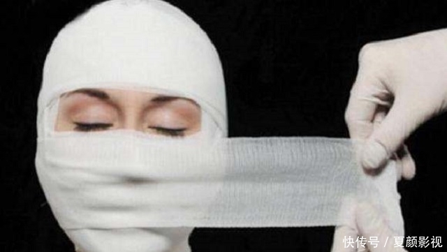 “粉红宝宝”:为了美13年整形200多次,现在只能坐在轮椅上