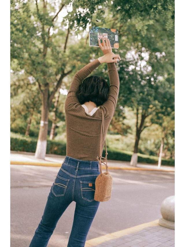 穿搭|秋季保暖怎么穿?不如试一试针织衫+牛仔裤,复古时髦又舒适