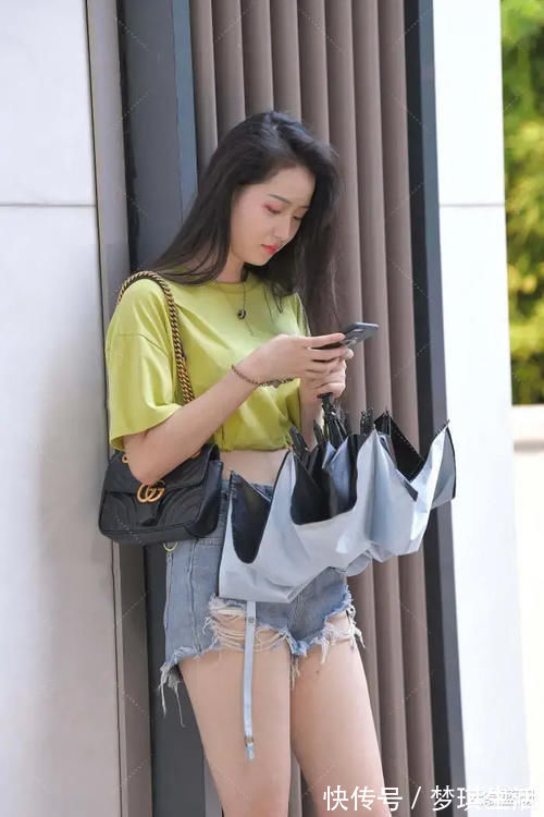 时尚 身姿高挑就是可以任性,清新上衣搭配牛仔短裤,简约靓丽又休闲时尚