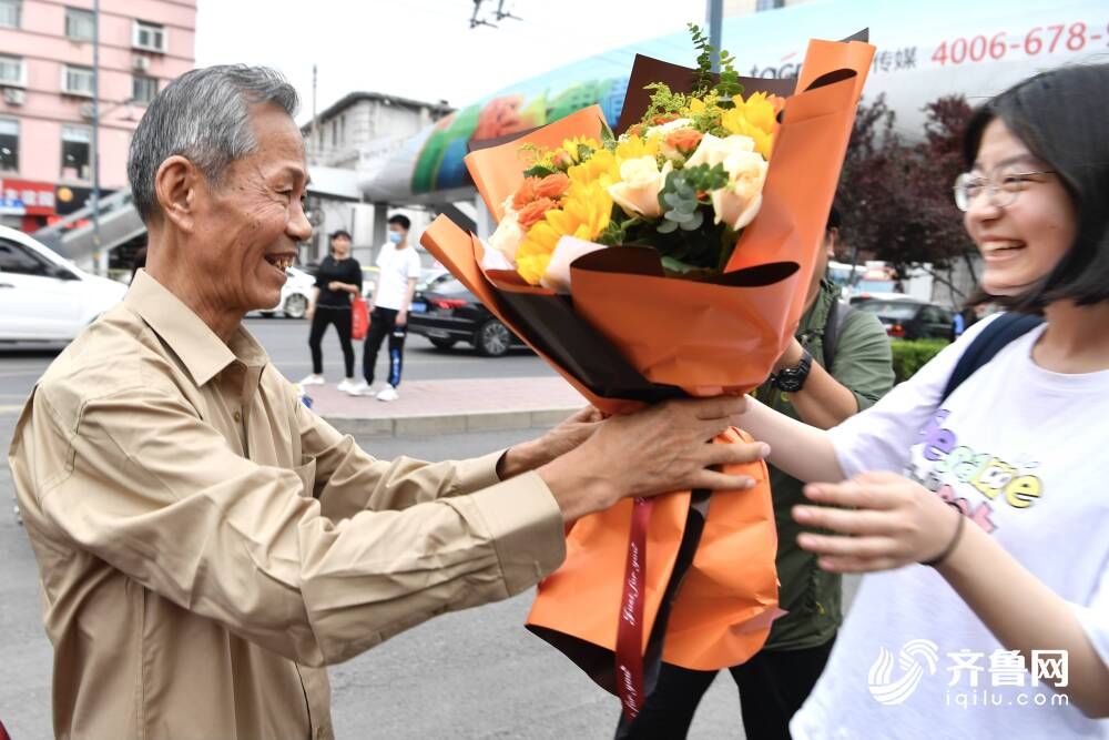 高考|山东部分高考生完成全部考试科目，镜头记录他们走出考场的那一刻