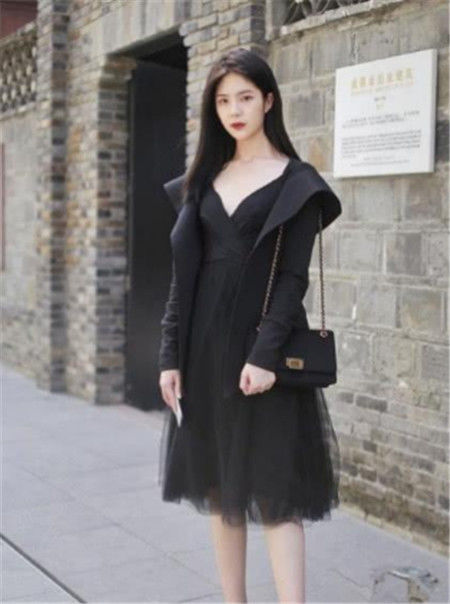 完美|街拍:穿黑色连衣裙的时尚小姐姐,彰显完美的女神气质