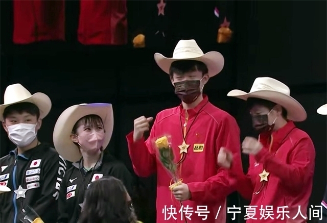 混双|混双8人获奖7个是华人!播放我国国歌时,张本智和第一个脱帽致敬
