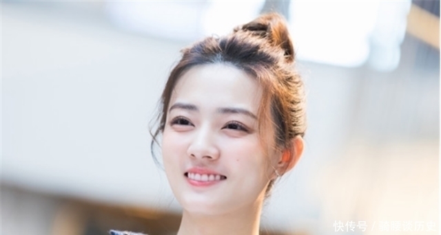 刘海|女生有这3个“特征”,不适合披头散发,扎头发露五官更有魅力!