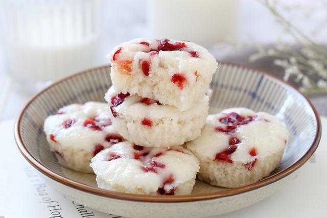 无需揉面的米发糕，搅一搅、蒸一蒸，香甜Q弹有嚼劲，比馒头简单