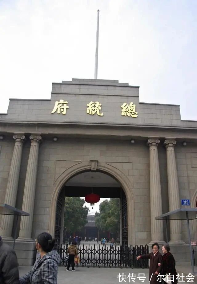 元勋@1938年他因题写“总统府”而得15两黄金,其行书亦潇洒,洒脱奔放