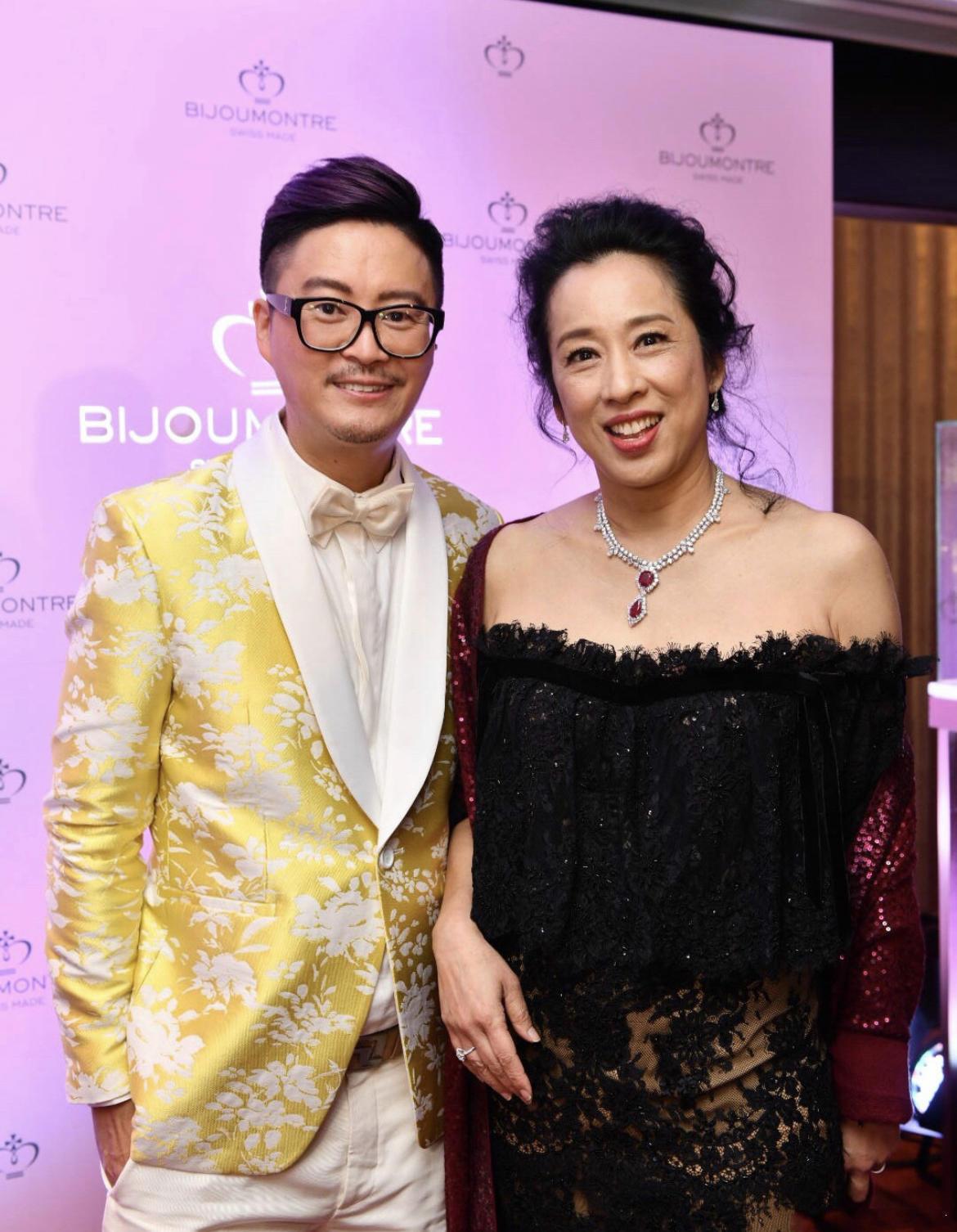 湖水蓝|朱玲玲的穿搭法则,大波浪卷发搭配无袖蕾丝裙亮相,62岁依然漂亮