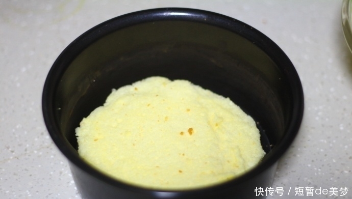 炎热的夏天,来一份酸酸甜甜的百香果慕斯,解暑又开胃!