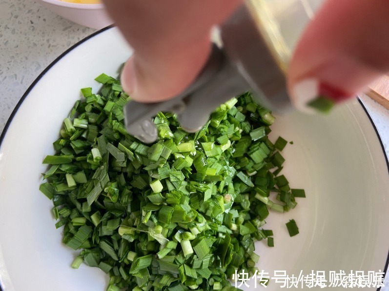 饺子馅|包韭菜馅，这3样不要放！多数人爱放，导致饺子爱出水，腥味也大