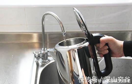 水壶|水壶内撒上这两样,用水一冲水垢一干二净,学会了一生受用!