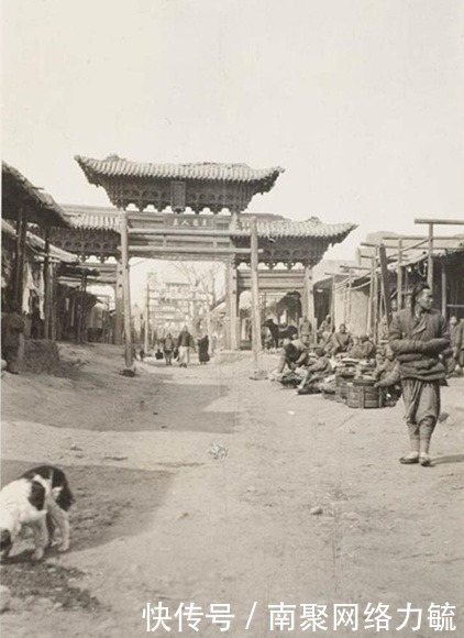 街头|晚清时期老照片:图三是凉州街头,图四养鸡的农妇内心很富足