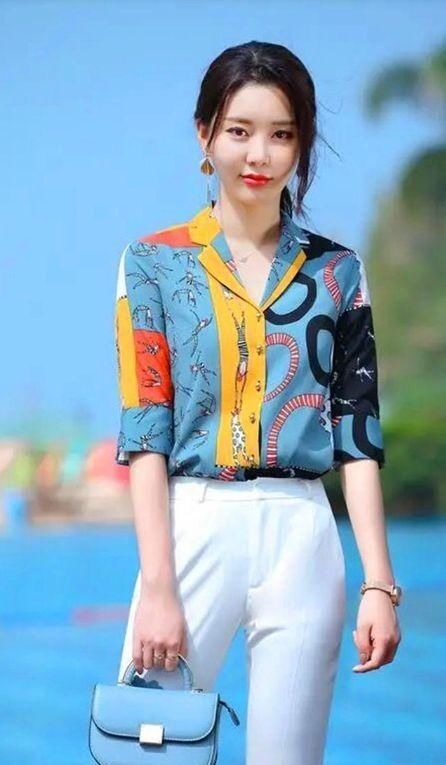 鱼尾裙 衬衫搭配技巧，搭绿色鱼尾裙高雅知性，优雅而靓丽