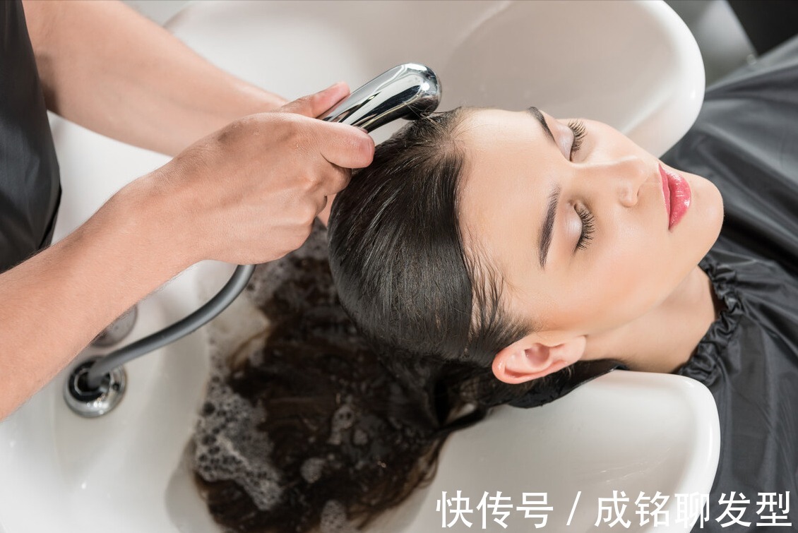 头发 烫发后几天才能洗头?这样做是保护卷度还是发质?看这三点就明白