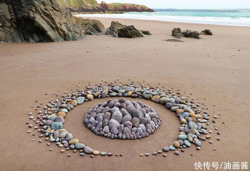 陆地|堆石头的艺术家又来了,最新作品艺术感更强,治愈强迫症
