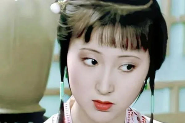 宝钗!薛宝钗替史湘云办螃蟹宴,为何被贾母说不是好东西?恶意直指黛玉