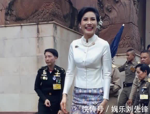 诗妮娜贵妃#诗妮娜仪容仪态减分,行屈膝礼时似“鹌鹑”,不如王后端庄大气