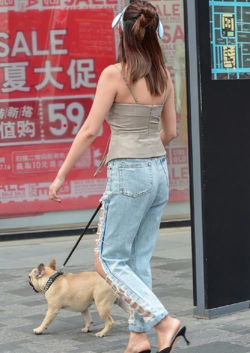 裤子前面就剩几根“线条”了,不舍得扔,还穿着“招摇过市”