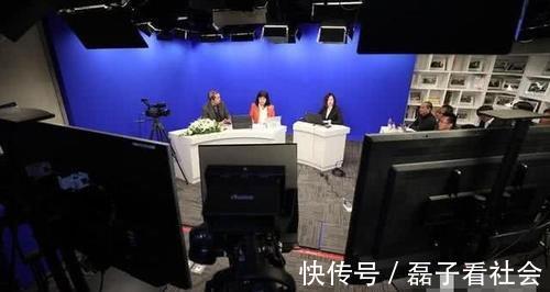 为啥《新闻联播》的结尾,总会播放整理稿子的画面?又长见识了!