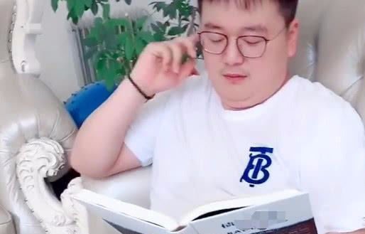 套路|“装模作样奶爸”带娃看书火了,娃走过最长的路,就是爸爸的套路