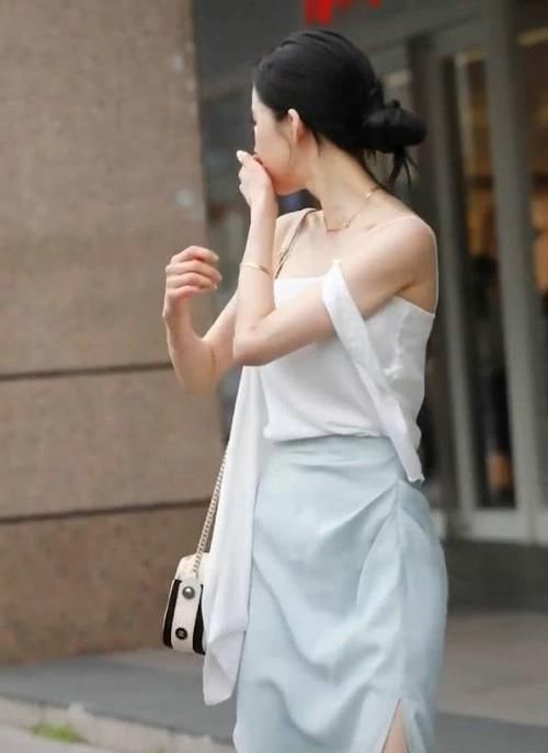 凉爽感|小姐姐穿搭“不正经”却成为了潮流，显得更加柔美和知性