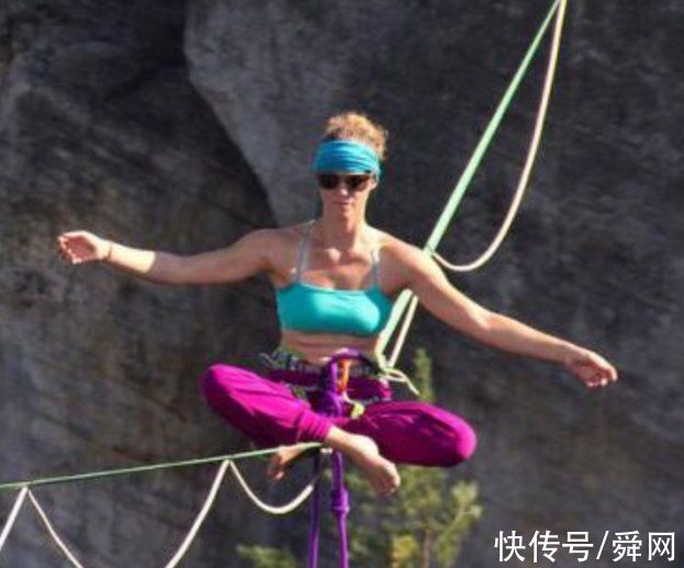 女子|我愿称她为最大胆的女子，一边走钢丝一边做瑜伽