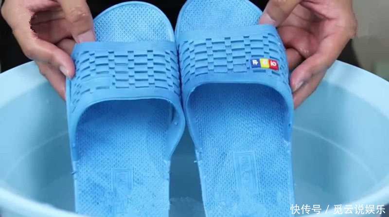 不管多脏的拖鞋,只需水里撒上一把它,洗出的拖鞋像新的一样