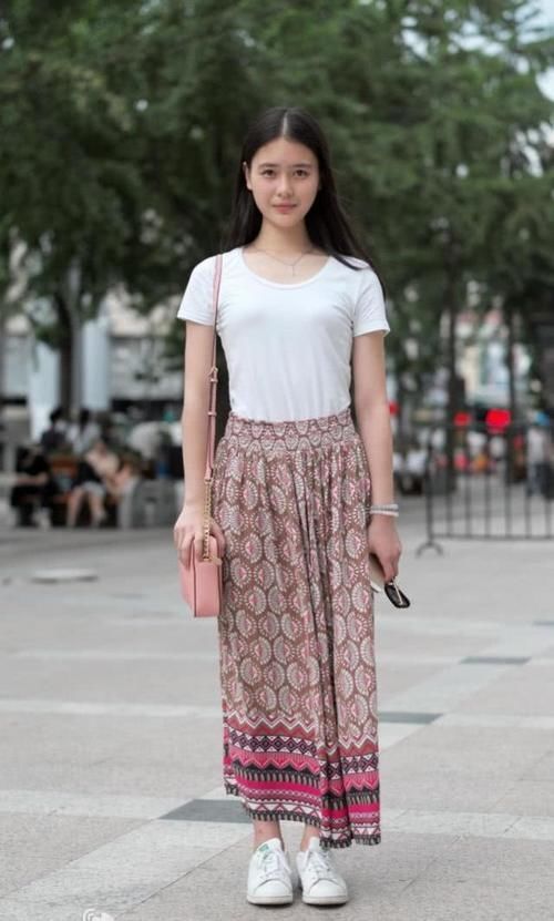 路人街拍,小姐姐穿背带裙很显小清新的感觉,满满的美少女气息