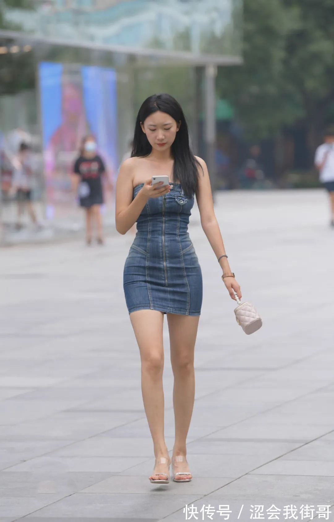 紧身裙 抹胸紧身裙搭配披肩发,呈现出一种简约大气的风采