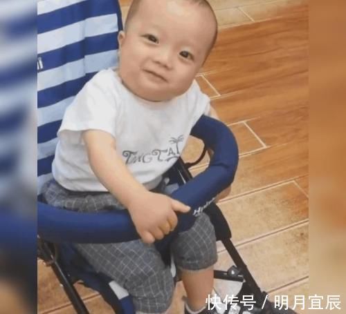 霸气侧漏|“霸气侧漏”的一岁萌娃因仪态走红网络,网友:谢广坤的迷你版!