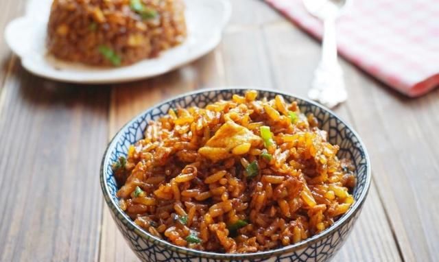 做酱油炒饭时，不要直接下锅，多加这一步，色泽更红亮，味更鲜