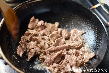  鲜嫩|炒牛肉不能直接就下锅，牢记3点小技巧，牛肉鲜嫩不发柴，不粘锅