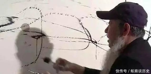 丑书|曾翔用鸡毛掸子写书法,向“丑书”大师看齐?网友:他们是一家人