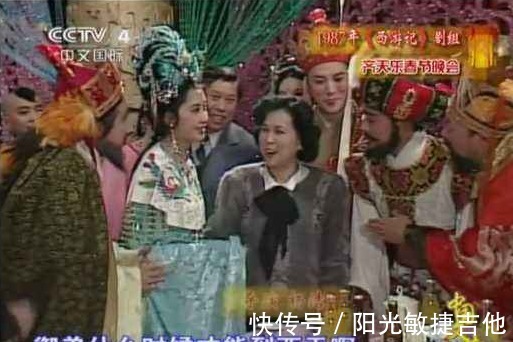 电话点歌,神仙打架,节目表演到一半去敲钟,曾经的春晚有多会玩