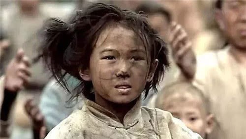 古代饥荒时,为何那些流民宁愿啃树皮也不愿下河捞鱼?答案很简单