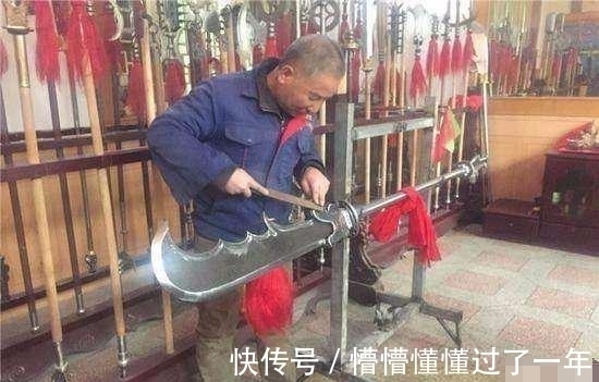 青龙偃月刀@尴尬:关公“青龙偃月刀”重出江湖,却无人能够单手举起!