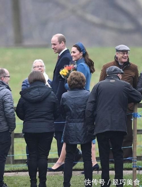 王妃|王妃穿蓝色大衣优雅高贵,戴着发箍减龄又俏皮,太美了吧!