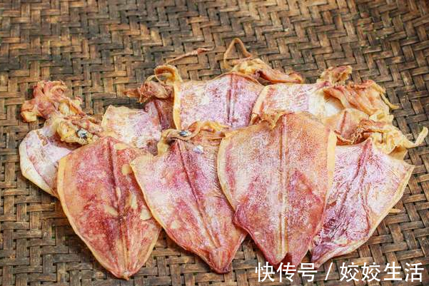 水泡|泡发干鱿鱼,只用水泡是不够的,多放2味料,鱿鱼泡得又大又新鲜