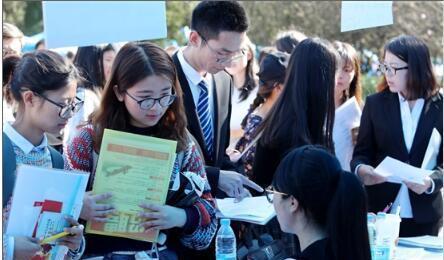 打针|年薪50万以上的人,通常学历能达到什么水平?答案现实得让人心寒