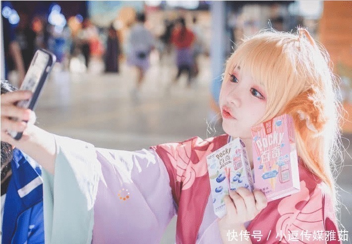 cos|还记得cos涂山苏苏走红的王奕萌吗?当她卸妆后,美到让人心醉