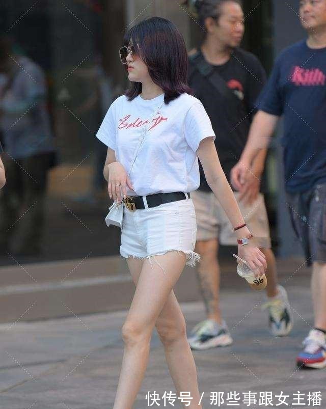 小个子 咖色罗马凉鞋搭白色短裤,完美突显身材特点,轻松随意又自信!
