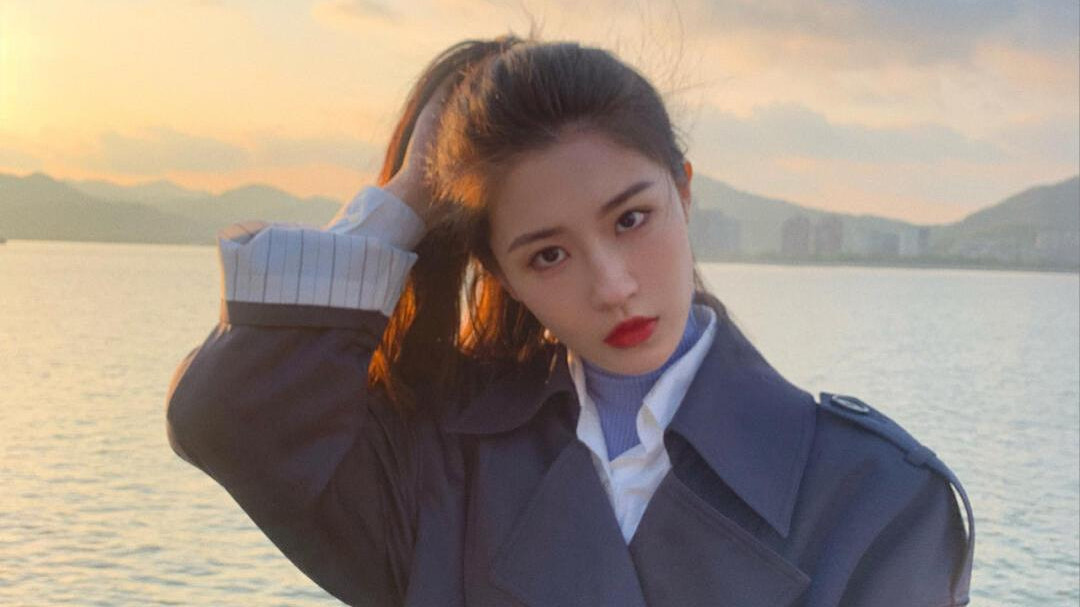 小姐姐 高马尾小姐姐风衣太赞了, 高挑优雅气质满分让人眼前一亮