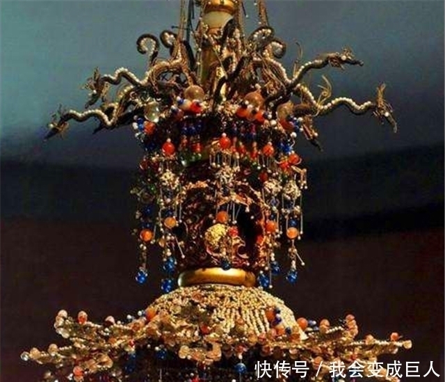 小学生放学“掏鸟蛋”,却摸到了沉睡千年的国宝,价值估计50亿